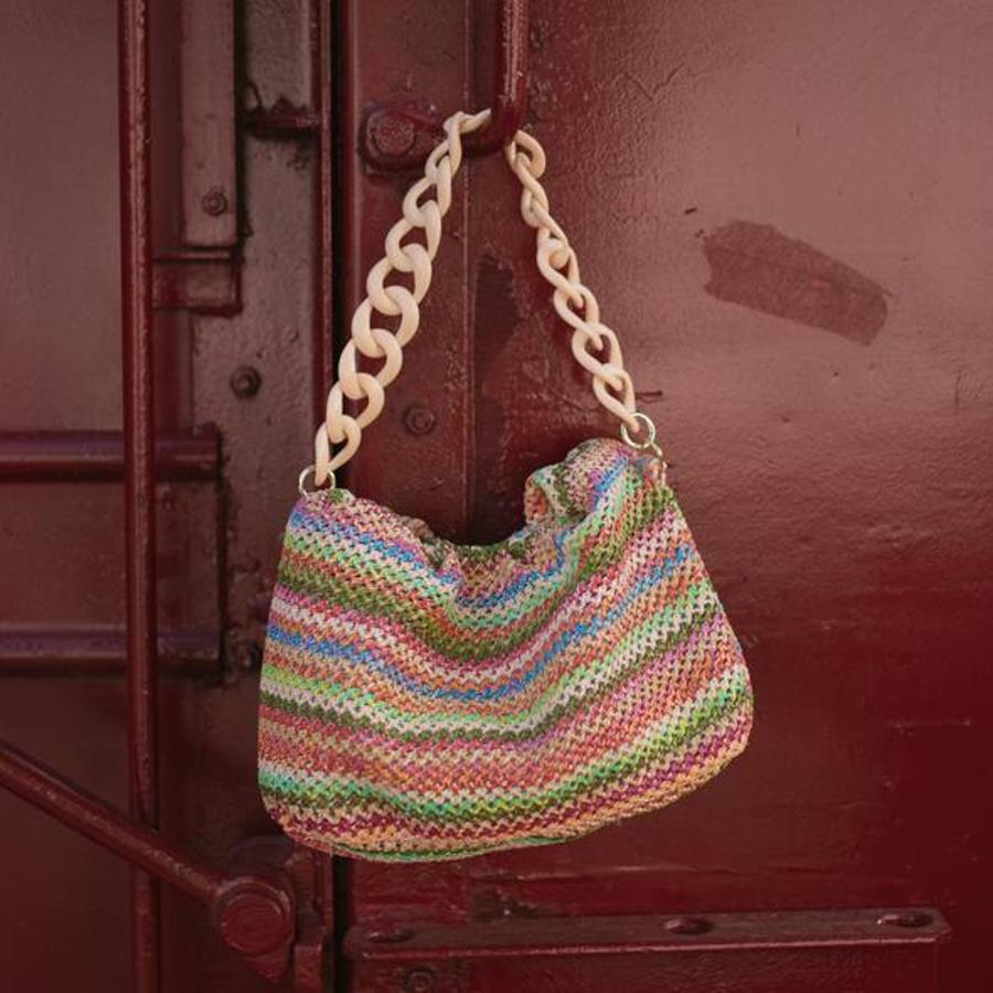 Bolso de crochet en diferentes colores con asa intercambiable, de It's Lava (75 euros).