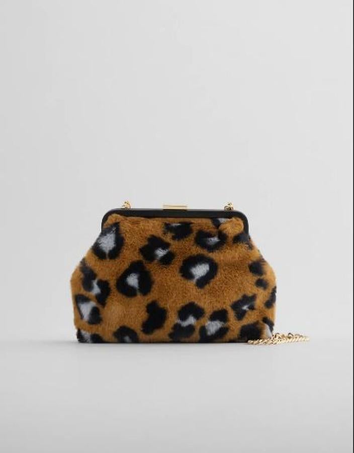 Bolso de pelito con estampado animal, de Zara (29,95 euros).