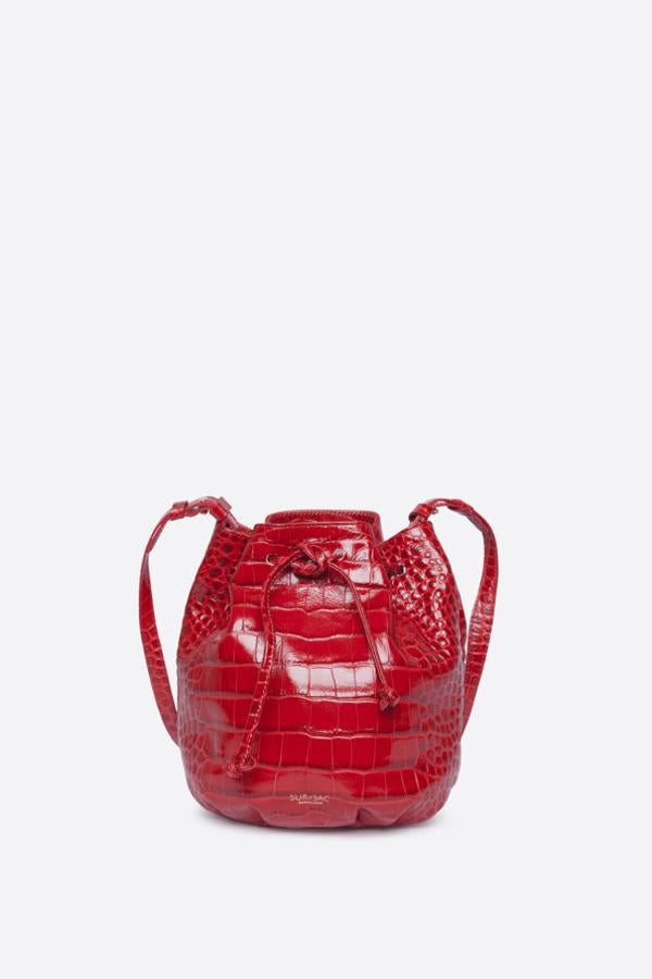 Bolso tipo saco en color rojo con efecto piel de cocodrilo, de Sur Sac (265 euros).