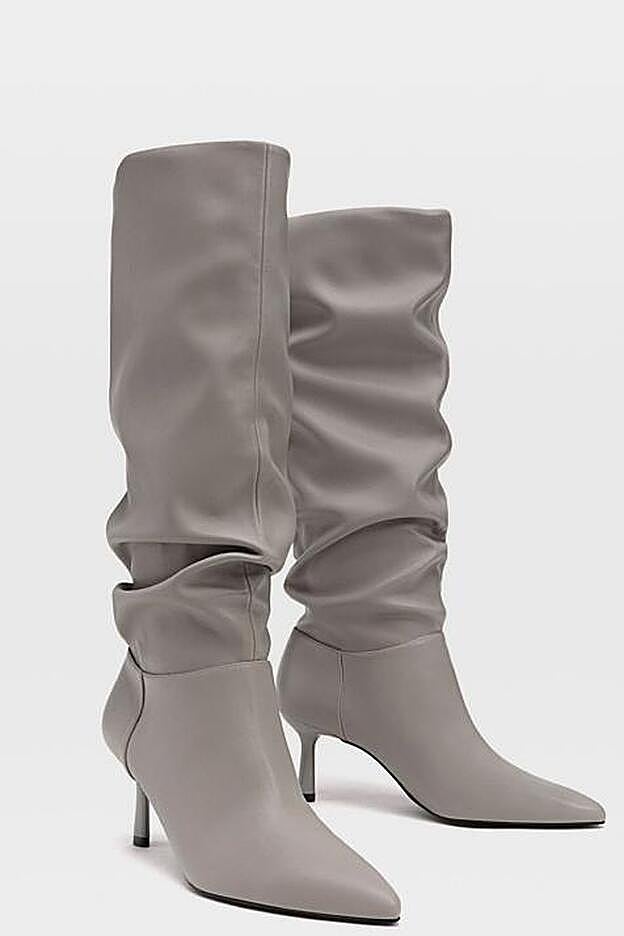 Botas de caña alta, en gris con tacon medio, de Stardivarius.