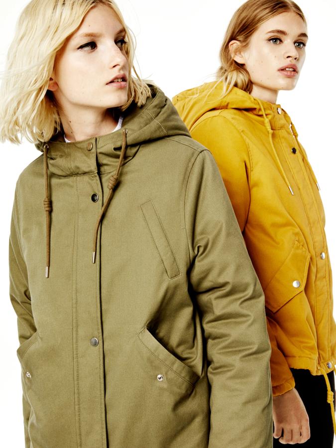 Parka acolchada con capucha en verde caqui y en color mostaza (17.99 euros).