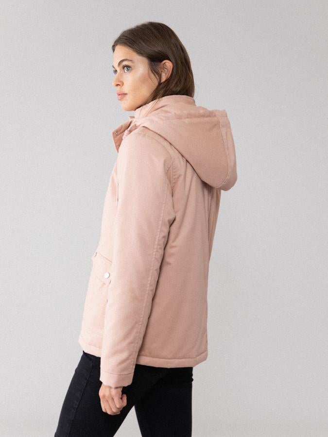 Cazadora corta tipo plumífero con capucha en color rosa empolvado (17.99 euros en Lefties).