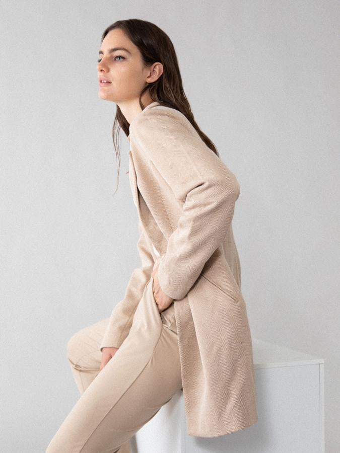 Abrigo de espiguilla en beige con solapa invertida (19.99 euros en Lefties).