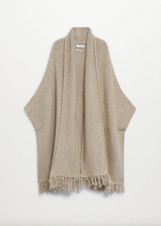 En Mango han apostado también por la versión más clásica de la capa con una prenda en color gris claro con bajo acabado en flecos. Cuesta 49,99 euros y está disponible en una talla única.
