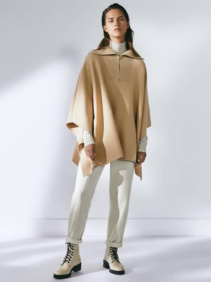 Confeccionada en viscosa sostenible, esta capa beige de Massimo Dutti viene con corte oversize y cuello alto con cremallera. Tiene un precio de 69,95 euros y está disponible en las tallas S y M.