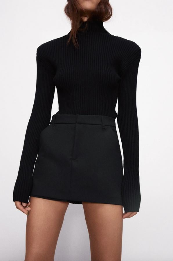 Esta falda pantalón de tiro alto en color negro. pertenece a la colección sostenible de Zara, vienen con bolsillos laterales y falsos bolsillos de vivo en la espalda y cierre frontal con cremalleras. Podemos encontrarla entre las tallas XS y XL por 19,95 euros.