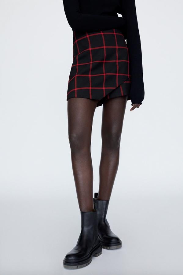 Estampado de cuadros en tonos naranjas y azules sobre fondo beige para esta falda pantalón de tiro alto de Zara con bolsillos laterales. Tiene un precio de 19,95 euros y está disponible entre las tallas XS y XL.