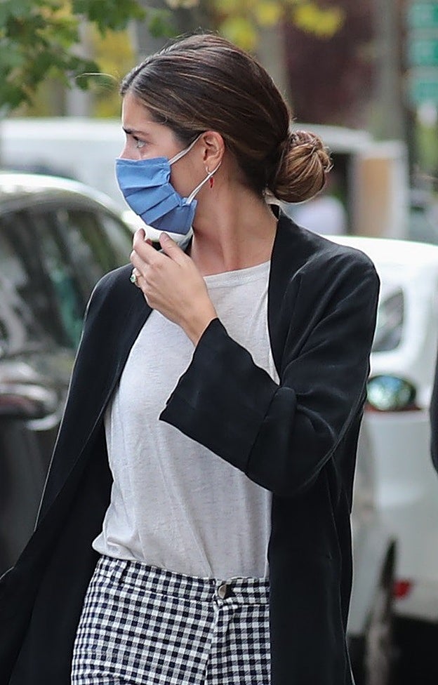 Belén Corsini ha recogido su melena larga en un moño ultra cómodo y de lo más favorecedor.