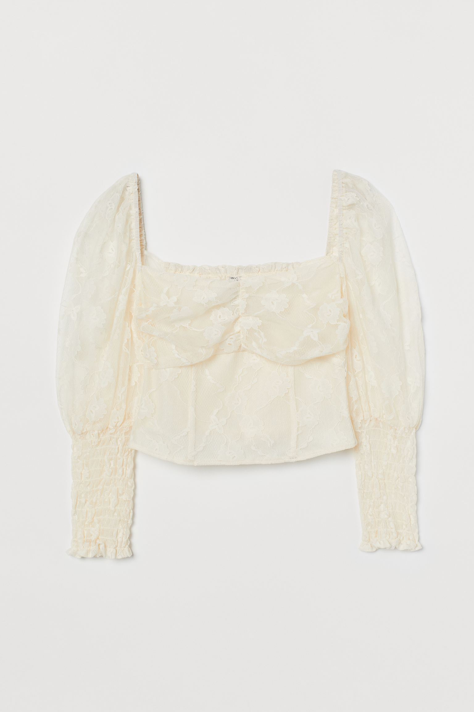 Escote cuadrado estilo mesonera, encaje, mangas abullonadas y puños elásticos de H&M. (17,99 euros).