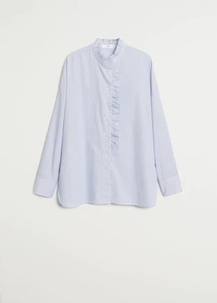 Y una para todos los gustos: blusa blanca con cuello y mini volantes en el cierre. De Mango. (29,99 euros).