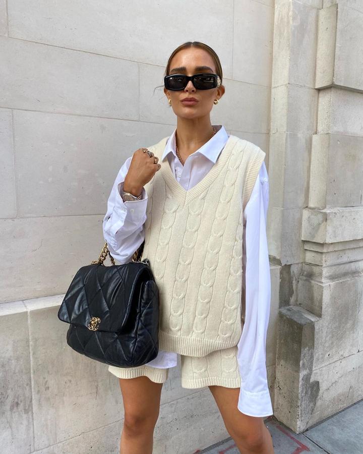 Otra opción es combinar tu chaleco de punto con unos shorts del mismo tejido, color y patrón y hacer así un conjunto muy cómodo e ideal. Alicia Roddy lo ha probado con una camisa blaca y... ¡Nos encanta!