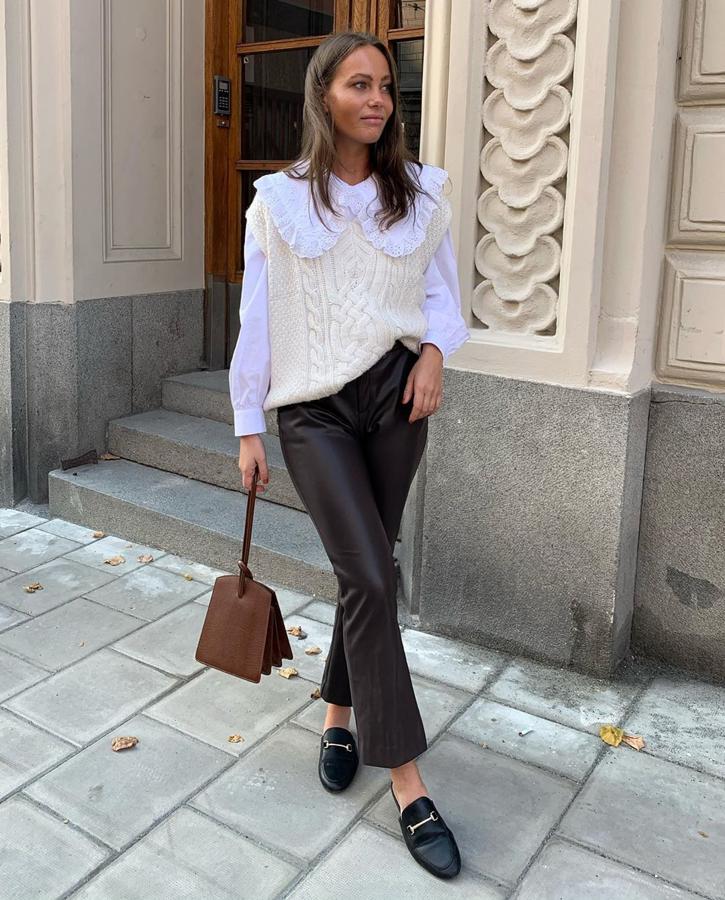 Parece que la opción para combinar el chaleco de punto por excelencia es la camisa básica, sin embargo, hay otras propuestas más originales como esta de Linda Persson, que ha optado por llevar el suyo de H&M con una camisa de cuello bobo.