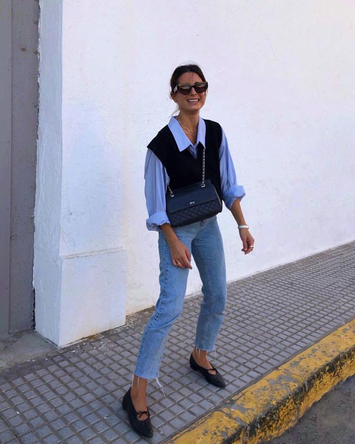 Mar Valdés combinó su chaleco de punto negro de H&M con una camisa azul y que metió por dentro de unos jeans rectos de talle alto.