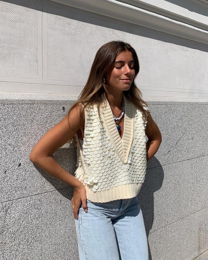 Para este tiempo en el que todavía no aprieta demasiado el frío, la opción de llevar el chaleco de punto sin nada debajo también es de lo más acertada. Sara Baceiredo lo ha demostrado con el suyo de lentejuelas de H&M que ha llevado con unos pantalones vaqueros.