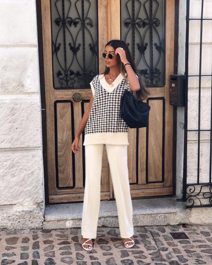 Con un chaleco de punto también se puede conseguir un look elegante y más de vestir combinándolo con prendas de ese estilo. Haz como Isabel Campos y añade unos pantalones de pinzas y unas sandalias de tacón.