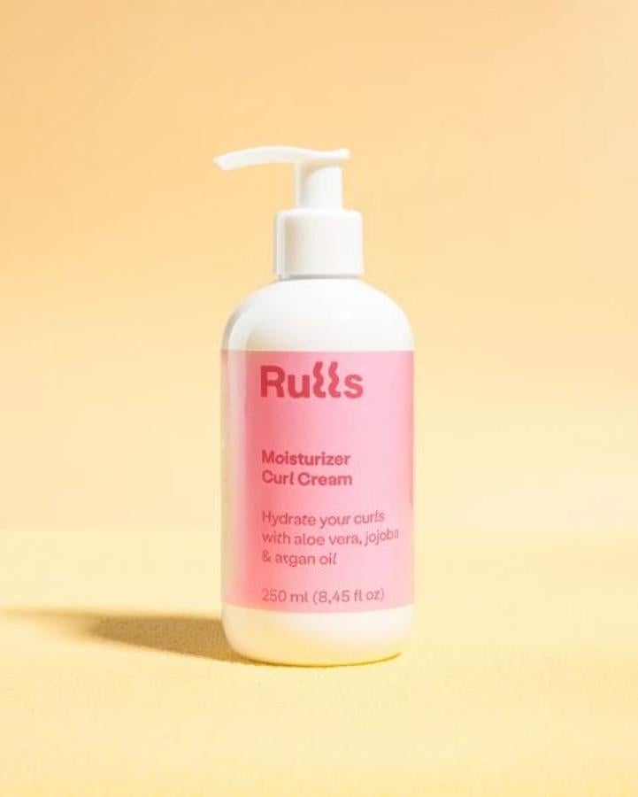 El Mosturizer Curl Cream de Rulls (18,90 euros), una marca hecha por curlies y para curlies, nos va a ayudar a hidratar nuestro cabello y a aportarle volumen, brillo y movimiento. Además, es un producto 100% natural, vegano, fabricado en España y solo ha sido testado en humanos.