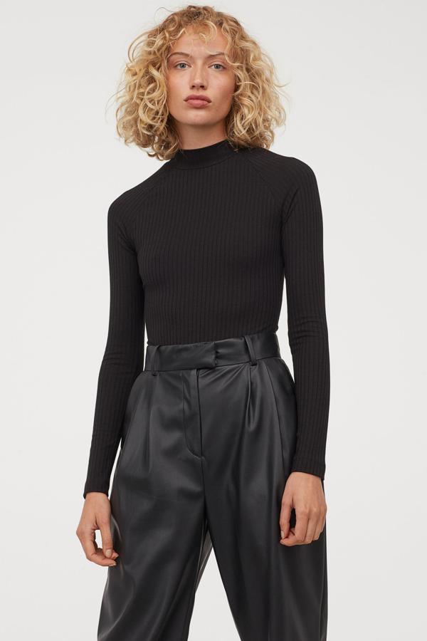 En punto de canalé, con cuello perkins, mangas raglán largas y cremallera oculta en la espalda, este body tanga de H&M tiene un precio de 14,99 euros y está disponible entre las tallas XS y XXL.