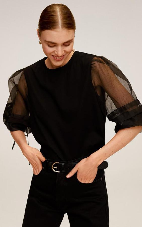 Una blusa de mangas puffy cómo esta de Mango (25.99 euros) con la que crear un look total black súper elegante, favorecedor y a la última