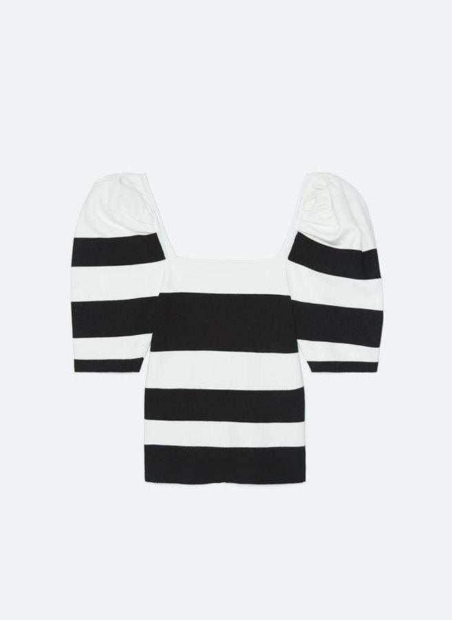 Un top de rayas como este de Uterqüe con mangas con volumen (59 euros) que reinvente el look navy con el que la Reina nos conquistó, con esta misma falda de Hugo Boss, en un acto en Galicia en 2015