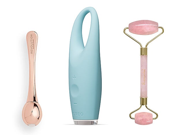 Otras herramientas de belleza para masajer los ojos: Cooling Eye Roler Ball de Revolution Skincare London (5,95 €). Dispositivo para el cuidado del Contorno de ojos Iris de Foreo (139 €). Rose Queen Roller de Rosental Organics (34,95 €, en Douglas).
