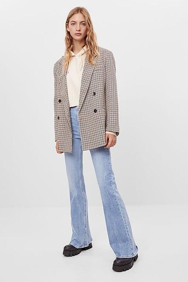 Vaqueros de corte flare, de la nueva colección de Bershka (25,99 euros).