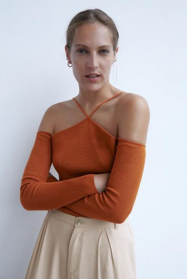 Jersey naranja con los hombros al descubierto y tirantes cruzados, de Zara (19,95 euros).