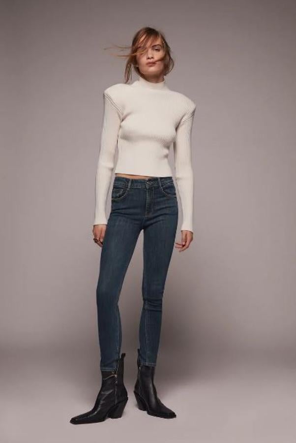 Jersey en color crudo con hombreras, de Zara (19,95 euros).