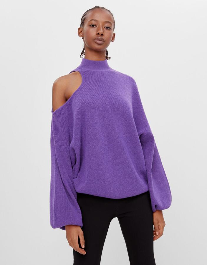 Jersey morado con aberura en el hombro, de Bershka (19,99 euros).