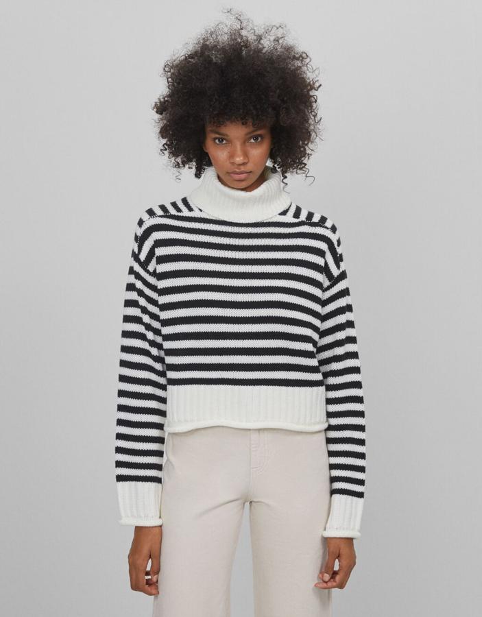 Jerse de rayas y cuello vuelto, de Bershka (19,99 euros).