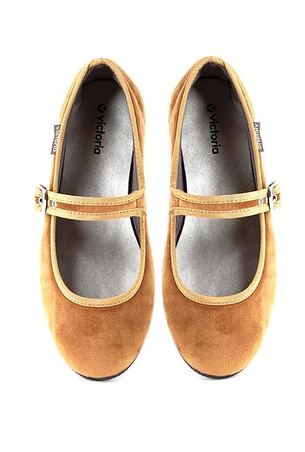 Las merceditas de Victoria son de terciopelo y están disponibles hasta en nueve colores diferentes. Este tono mostaza es novedad de este otoño.