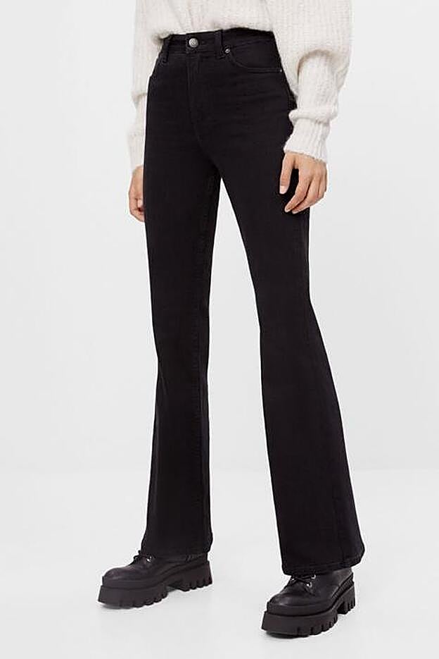 Los vaqueros flare de la nueva colección de Bershka están disponibles en tres colores: azul claro, azul oscuro y negro.
