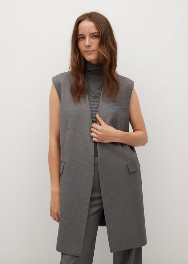 Confeccionado en mezcla de poliéster reciclado, este chaleco largo en color gris de Mango viene con diseño estructurado, escote de pico cruzado y dos bolsillos laterales de solapa. Podemos encontrarlo entre las tallas 34 y 42 por 49,99 euros.