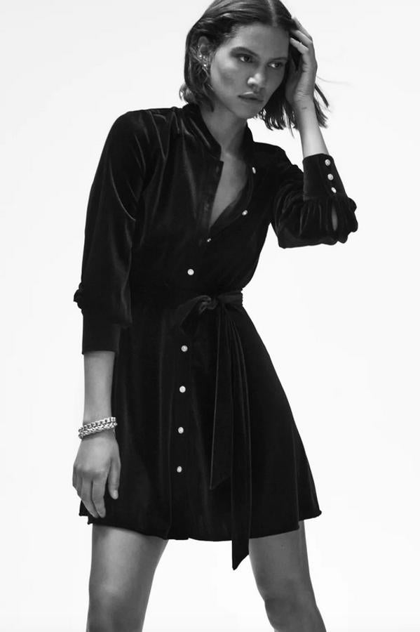 Otra de las propuestas de Zara en terciopelo es este bonito vestido de cuello solapa y manga larga acabada en puño que viene con cinturón lazada en el mismo tejido y tiene cierre frontal con botones joya. Cuesta 29,95 euros y está disponible entre las tallas XS y XXL.