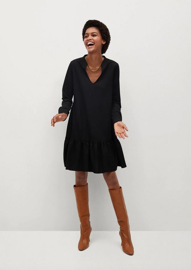 Diseño corto acampanado y cuello de pico para este vestido de Mango con volante en el bajo y mangas largas con puños abotonados. Confeccionado en tejido fluido, tiene un precio de 25,99 euros y está disponible únicamente en las tallas XS, S y M.