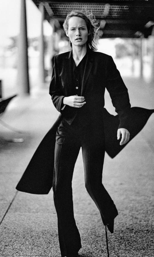 Un año más tarde, en el otoño de 1997, Amber Valletta volvía a ser la imagen de Zara. Este mismo abrigo negro largo se puede comprar ahora; es de edición limitada (99,95 euros), como el chaleco (39,95 euros) y los pantalones de lana (49,95 euros).