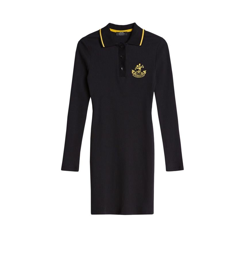 Vestido negro de punto ajustado, de manga larga y cuello tipo polo.