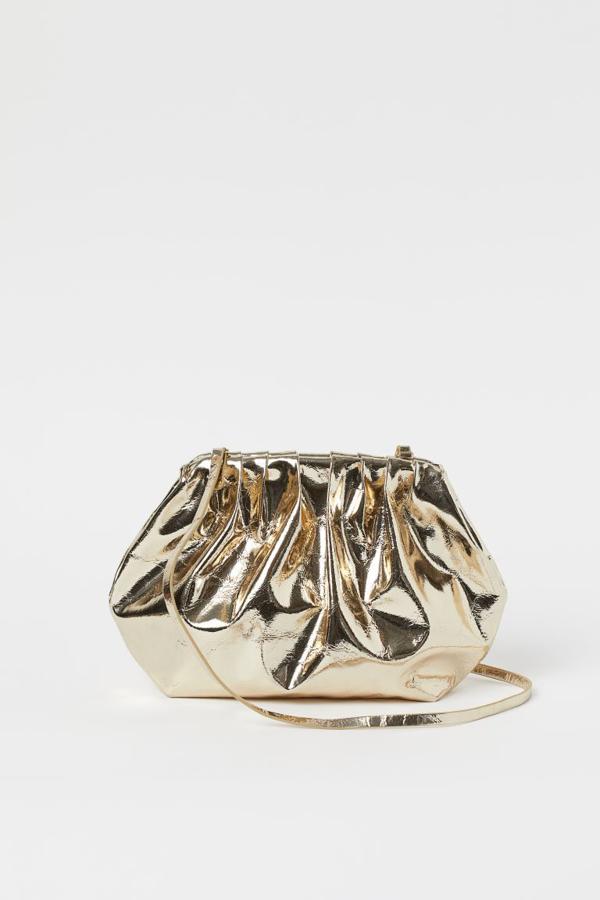 Bolso de efecto metalizado, de H&M (24,99 €).
