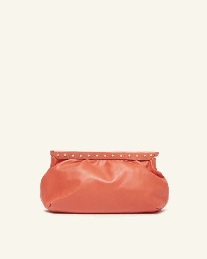 Cartera de mano con cierre rígido y tachuelas, de Isabel Marant (490 €).