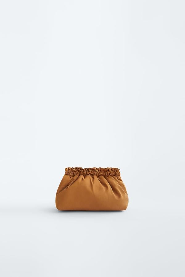 Bolso acolchado fruncido, de Zara (9,95 €).