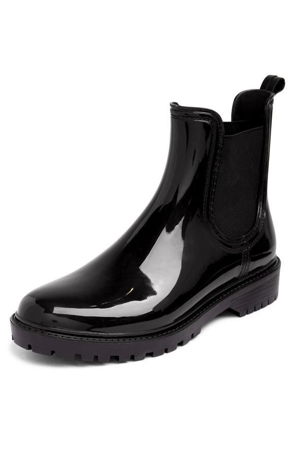 Este modelo de botines de Primark son de agua pero te los puedes poner también aunque no llueva porque son pura tendencia. Nos encanta su toque brillante y su suela troquelada (11 euros).