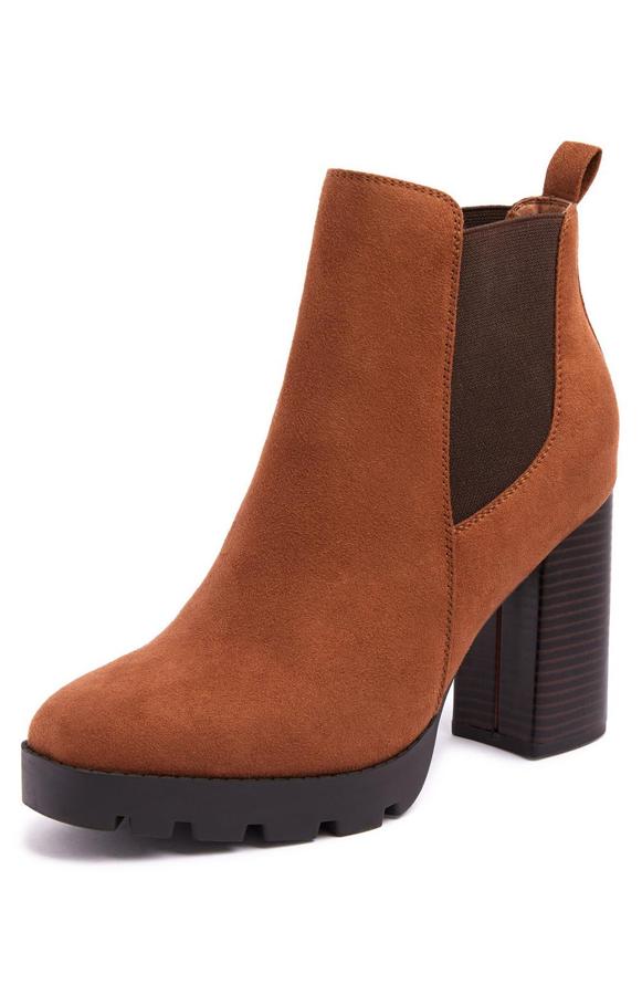 Clásicos pero cañeros. Los botines de efecto ante con tacón alto pero ancho y suela track son una de las mejores opciones si quieres sumar centímetros sin renunciar a la comodidad (19 euros).