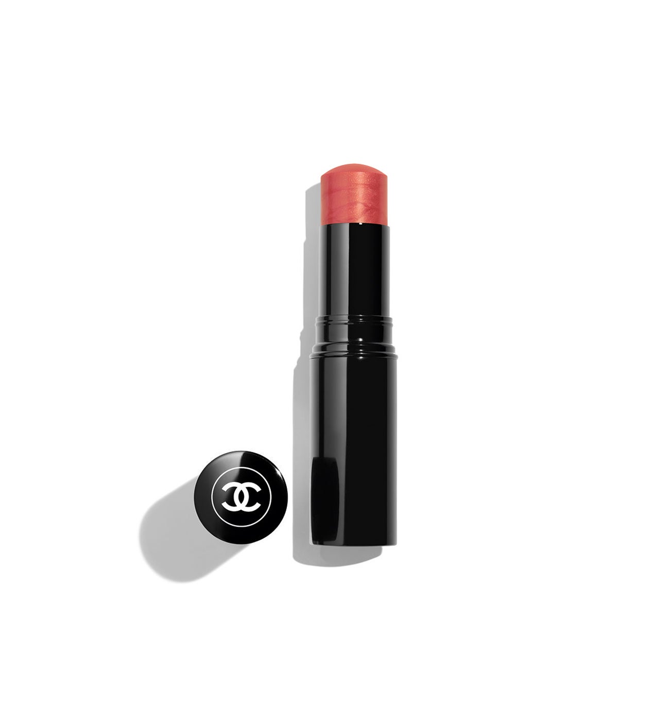Se puede aplicar directamente con el stick o usando una brocha para realzar mejillas y labios; también se puede utilizar en los ojos, solo o sobre las sombras para acentuar y aportar profundidad.  Baume Essentiel de Chanel  (42 €)