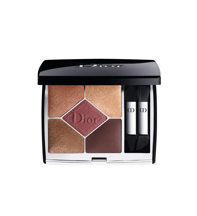 Cada armonía de colores se inspira en un elemento de moda icónico de la maison, ofreciendo una paleta de tonos fáciles de usar y combinar. Ofrece seis nuevos acabados: mate, satinado, nacarado, metalizado y glitter.  Sombras de ojos 5 Couleurs de Dior  (61 €).