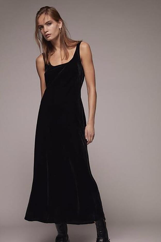 Vestido largo de terciopelo, de Zara..