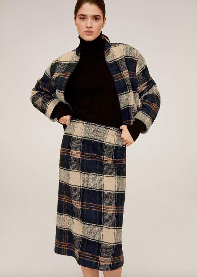 De venta exclusiva en la web de Mango, esta falda tubo de Mango viene en diseño midi en color beige con estampado de cuadros en tonos azules y rojos. De cintura elástica, con acabado con textura y bajo con abertura trasera, está rebajada y de 49,99 euros ha pasado a costar 25,99 euros. Está disponible en las tallas S y M.