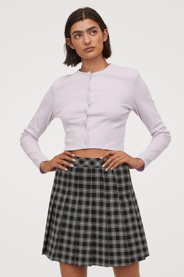 Diseño plisado de talle alto para esta falda de H&M con botón de presión y cremallera oculta en un lateral. De fondo negro con cuadros blancos, cuesta 19,99 euros y está disponible entre las tallas 32 y 40, además de la 46 y la 50.