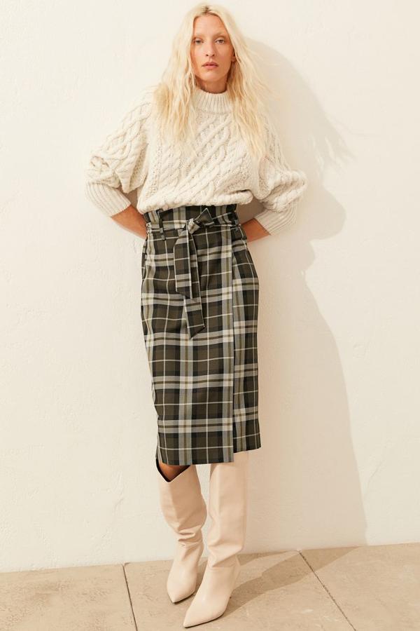 Con frente cruzado cosido, esta falda midi de H&M de talle alto tiene cinturón de anudar a tono extraible y está confeccionada con poliéster parcialmente reciclado. Cuesta 29,99 euros y está disponible entre las tallas 32 y 50.