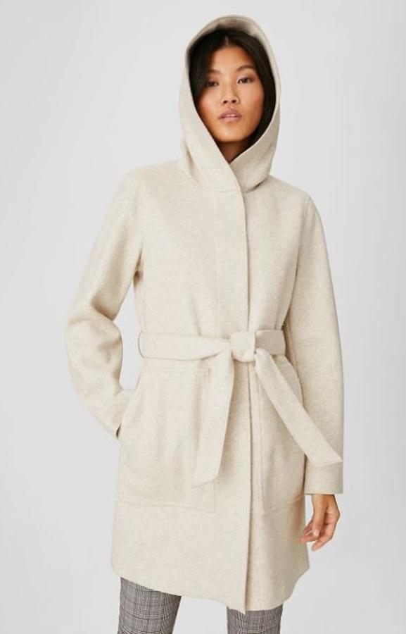 En C&A se han decantado por un abrigo blanco roto práctico. Lo evidencian su cinturón, capucha y bolsillos vistos. Está casi agotado en todas las tallas (59,99 euros).