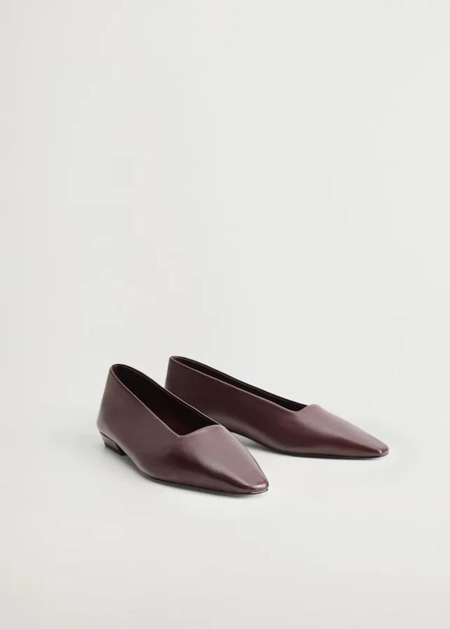 Corte de piel, punta cuadrada y un 'escote' muy original. Estas bailarinas granates tienen un pequeño tacón de dos centímetros y las encuentras desde el 35 al 42 (aunque están agotadas en varios números).