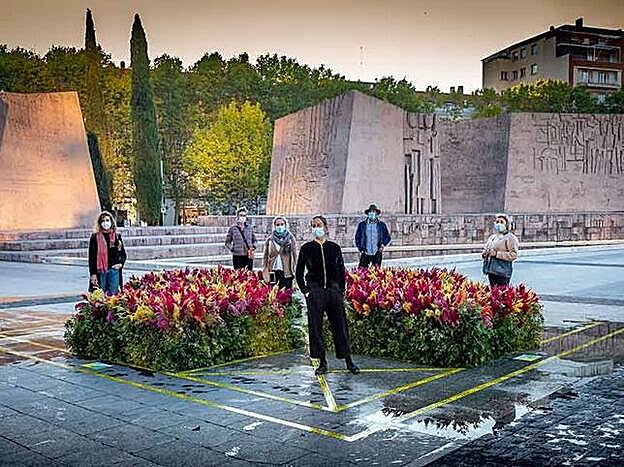 Algunos miembros de Flor Motion, que han empezado de madrugada a montar su instalación en el centro de Madrid